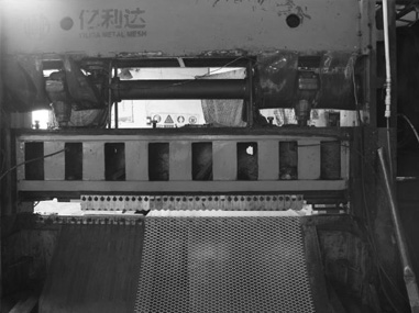 買了第一臺鋼板網(wǎng)機。 買了第一臺鋼板網(wǎng)機。